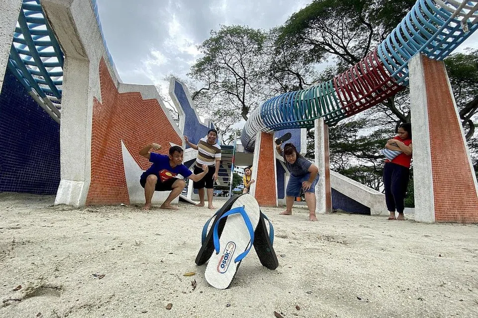 LUPAKAN GAJET SEKETIKA: Pementasan 'Tepok Amai-Amai Belalang Kupu-Kupu!' membawa penonton menyusur jalan kenangan permainan lama dan lagu permainan yang sering berkumandang menghiburkan si cilik. - Foto TEATER KAMI