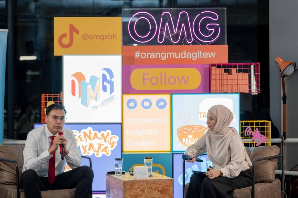 Selain memberi nasihat kepada belia, Pesuruhjaya Kehakiman Mahkamah Agung, Encik Mohamed Faizal Mohamed Abdul Kadir (kiri), berkongsi tentang pengalaman hidupnya dan kerjayanya semasa sesi kelima Siri Jauhari di kafe (working title), Maktab Seni Lasalle pada 30 September. Bersama beliau ialah Eksekutif Audiens dan Perkembangan BH, Cik Kaiyishah Ayuni, selaku hos sesi itu.