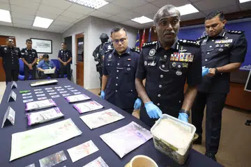 Ketua Polis Johor, Datuk M.Kumar, menunjukkan dadah jenis Ecstasy dalam bentuk serbuk antara yang dirampas ketika sidang media di Ibu Pejabat Polis Kontinjen Johor pada 1 Januari.