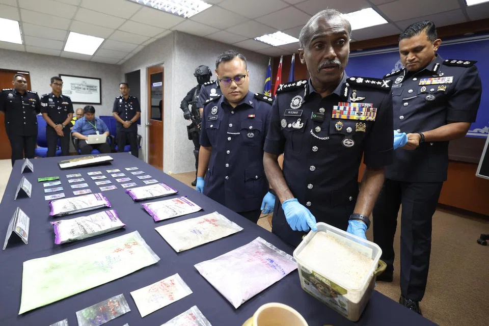 Ketua Polis Johor, Datuk M.Kumar, menunjukkan dadah jenis Ecstasy dalam bentuk serbuk antara yang dirampas ketika sidang media di Ibu Pejabat Polis Kontinjen Johor pada 1 Januari.