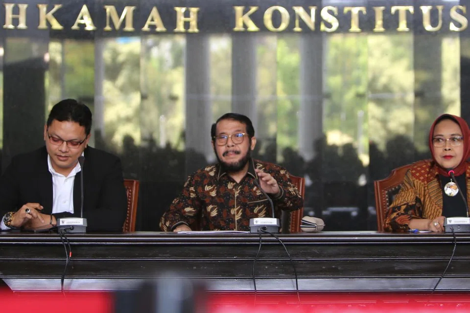 JAWAB KRITIKAN: Ketua Hakim Mahkamah Perlembagaan (MK) Indonesia, Encik Anwar Usman (tengah); Hakim Konstitusi, Cik Enny Nurbaningsih, serta jurucakap MK, Encik Fajar Laksono, semasa sidang media pada Isnin bagi menjawab kritikan awam tentang keputusan MK menukar syarat kelayakan bertanding sebagai calon naib presiden