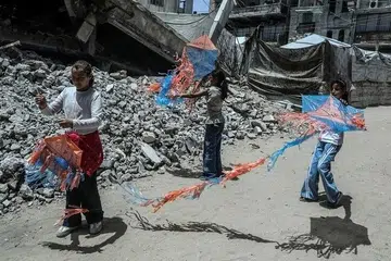 Kanak-kanak Palestin bermain layang-layang di tengah-tengah runtuhan bangunan yang musnah akibat serangan Israel di Gaza. Layang-layang yang diterbangkan dari Gaza dan memasuki wilayah Israel sejak beberapa hari lalu didapati tidak membawa senjata, bahan letupan atau bahan pembakar, menurut sumber Lembaga Keamanan pimpinan Amerika Syarikat. Israel bagaimanapun memberi tempoh tiga hari supaya kejadian itu dihentikan dan mengancam untuk meningkatkan serangan di Gaza jika ia berterusan.