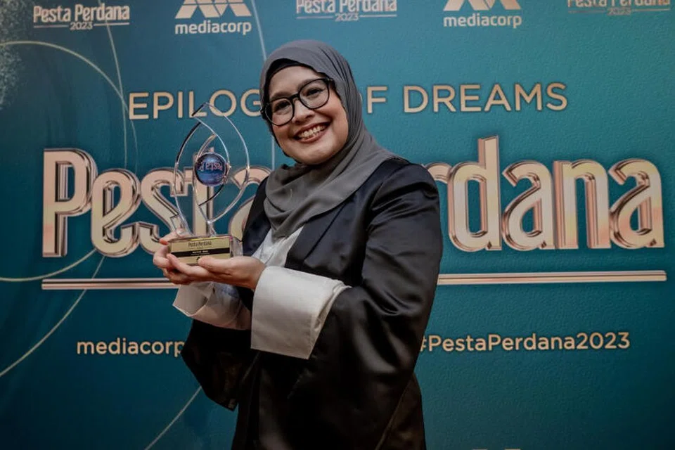 MENANG LAGI: Cik Netty Fiona Othman menang anugerah Kategori Skrip Terbaik (Hiburan) untuk Pesta Perdana 2023. Ini merupakan anugerah ketiga beliau di Pesta Perdana. 