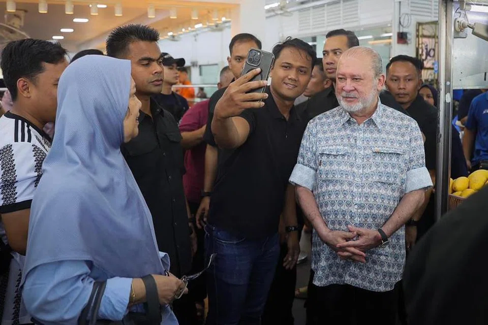 Yang di-Pertuan Agong Malaysia, Sultan Ibrahim (kanan sekali) meluangkan masa beramah mesra dan melayani keterujaan pengunjung restoran Nasi Lemak Wanjo di Kampung Baru, Kuala Lumpur, ketika beliau turun bersarapan di situ pada cuti umum Ulang Tahun Hari Keputeraan Rasmi Agong, 3 Jun. 