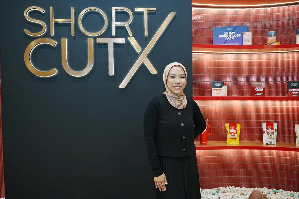 Setelah melalui kegagalan dalam perniagaan pertamanya sekitar 10 tahun lalu, Cik Miza Nazili Ghazali bangkit semula dan kini menguruskan beberapa perniagaan, termasuk Shortcutx – produk suplemen yang didakwa dapat membantu melangsingkan badan – yang ditubuhkannya pada 2022.