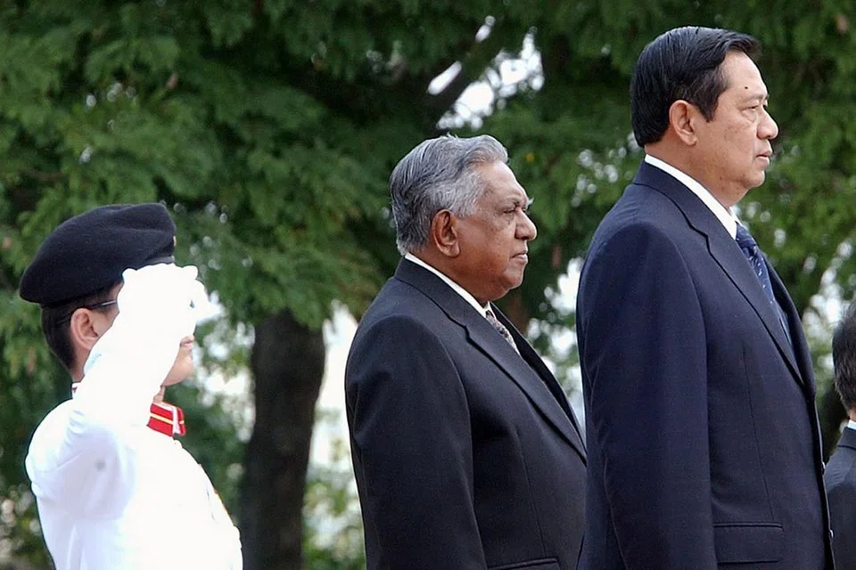 BERTEMU PEMIMPIN INDONESIA: Encik Nathan menyambut Presiden Indonesia ketika itu, Dr Susilo Bambang Yudhoyono, di Istana dalam lawatannya ke Singapura pada 2005.