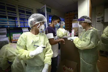 AMALKAN LANGKAH BERJAGA-JAGA: Sebanyak 60 kes jangkitan baru Covid-19, tiga kes masyarakat dan 10 kes import dikesan sehingga 12 tengah hari tadi (Rabu, 26 Ogos). Foto hiasan ini menggambarkan keadaan klinik yang dikendalikan badan bukan pemerintah (NGO) buat rawatan pekerja asing. - Foto EPA