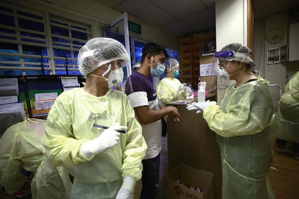 AMALKAN LANGKAH BERJAGA-JAGA: Sebanyak 60 kes jangkitan baru Covid-19, tiga kes masyarakat dan 10 kes import dikesan sehingga 12 tengah hari tadi (Rabu, 26 Ogos). Foto hiasan ini menggambarkan keadaan klinik yang dikendalikan badan bukan pemerintah (NGO) buat rawatan pekerja asing. - Foto EPA