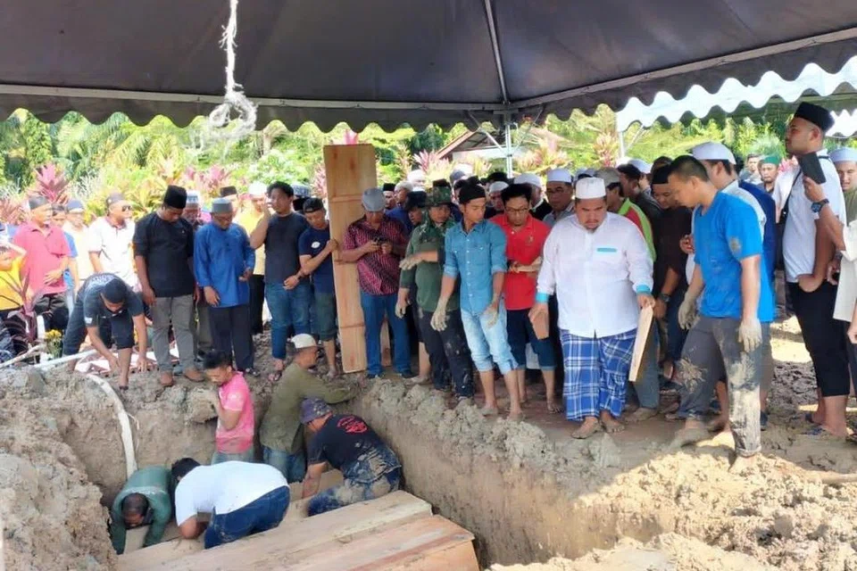 JENAZAH DIABADIKAN: Jenazah enam beranak yang maut dalam kemalangan di Kilometer 5, Jalan Segamat-Kuantan, Muar, Johor, pada petang Jumaat, dikebumikan dalam satu liang lahad di Tanah Tanah Perkuburan Islam Ubudiah dekat Parit Jawa, Muar pada Sabtu. 