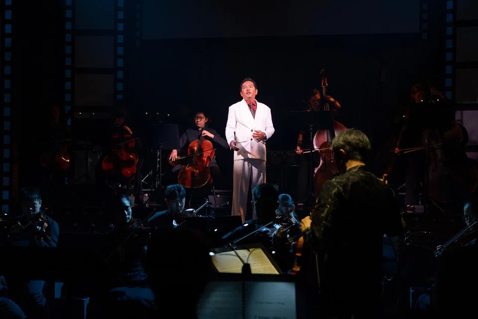 Fadhli Ramli, memukau penonton dalam muzikal, ‘Tunggu Sekejap: The P. Ramlee Suite’, terbitan Wild Rice Singapore, dengan penampilan meyakinkan sebagai Allahyarham Tan Sri P. Ramlee yang menyarung kot putih menawan.