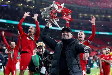 JULANG TROFI: Pengurus Liverpool, Juergen Klopp (depan), bersama pemain-pemainnya meraikan kejayaan mereka di hadapan penyokong pasukan. - Foto REUTERS