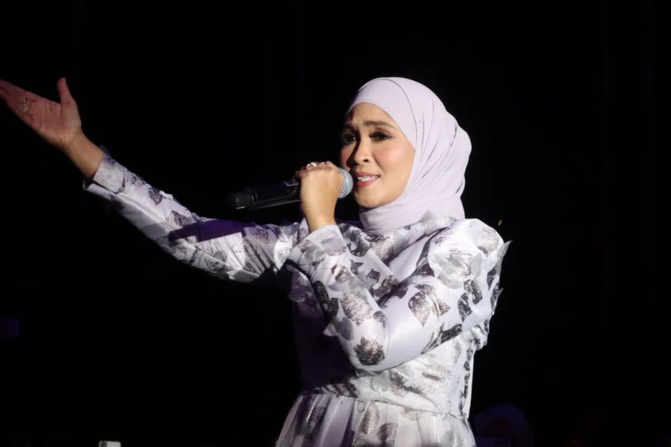 Antara lagu yang dilantunkan Siti Nordiana Alias atau Nana menerusi ‘Live Music @ Sea’ di kapal persiaran, Genting Dream, termasuk Benang Emas, Cinta Hanya Sandaran, Angkara, Hatiku Milikmu dan Terus Mencintai.