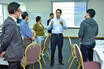 BERSAMA PESERTA LATIHAN: Dr Faishal bercakap dengan peserta yang menghadiri kursus di United Square semalam. - Foto KEMENTERIAN PEMBANGUNAN SOSIAL DAN KELUARGA