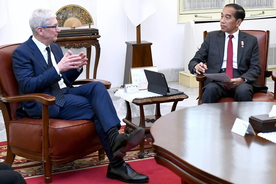 Presiden Indonesia, Encik Joko ‘Jokowi’ Widodo (kanan) bertemu dengan Ketua Pegawai Eksekutif Apple, Encik Tim Cook (kiri), di Istana Merdeka di Jakarta pada 17 April. 