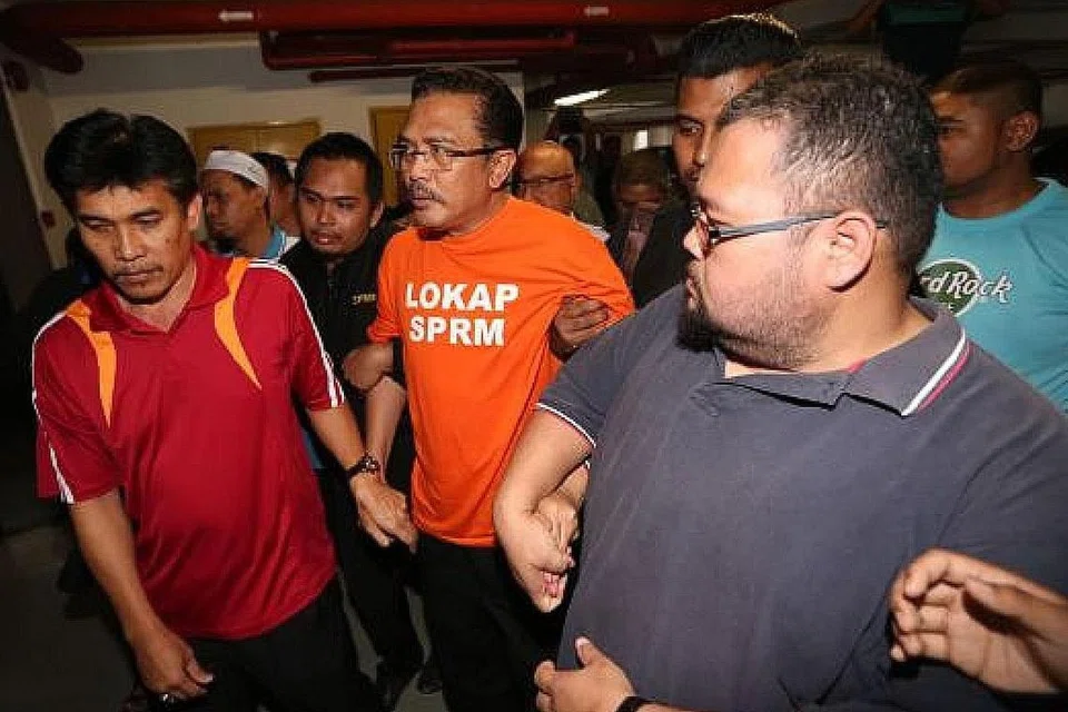 DISIASAT: Datuk Abd Latif Bandi (tengah) direman selama seminggu bermula semalam. - Foto NST 