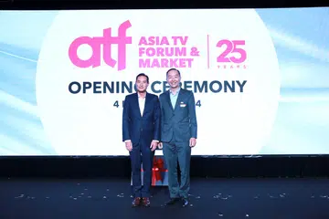 Menteri Negara Kanan (Penerangan dan Pembangunan Digital), Encik Tan Kiat How (kiri), dan Presiden Asia Pacific, RX Global, Encik Yeh Chien Ee, melancarkan majlis pembukaan Forum dan Pasaran TV Asia (ATF) di Pusat Ekspo dan Konvensyen Sands pada 4 Disember.