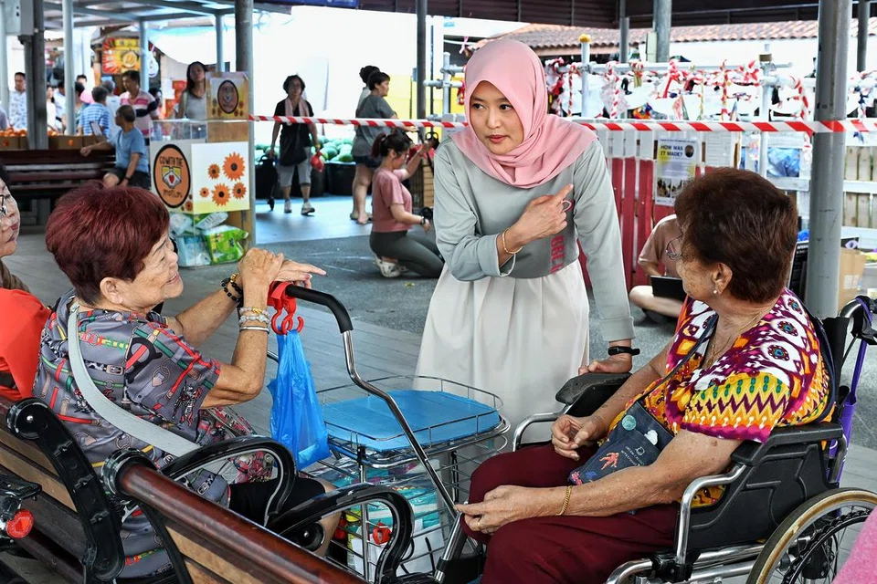 Menteri Negara (Penerangan dan Pembangunan Digital merangkap Kesihatan), yang juga Anggota Parlimen (AP) GRC Jurong, Cik Rahayu Mahzam (dua dari kanan), menyapa penduduk Bukit Batok East, kawasan undi yang diterajuinya sejak memenangi Pilihan Raya Umum 2015.