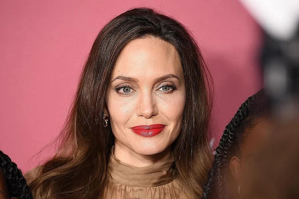 ANGELINA JOLIE: Berkunjung ke negara yang dilanda perang dan gigih membantu dari segi kewangan dan kata-kata inspirasi menerusi misi utusan khas Pertubuhan Bangsa-Bangsa Bersatu (PBB). - Foto AFP 