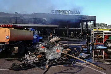 PUSAT BELI BELAH JADI SASARAN: Pusat beli-belah yang sesak di Kremenchuk, wilayah Poltava, tengah Ukraine dibedil peluru berpandu tentera Russia kelmarin yang dianggap Kyiv sebagai 'jenayah perang'.- Foto REUTERS