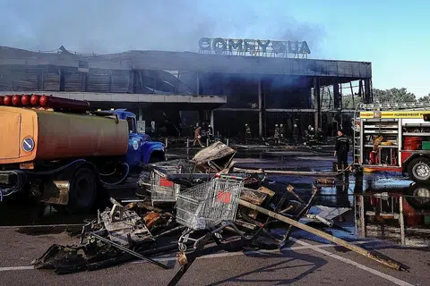 PUSAT BELI BELAH JADI SASARAN: Pusat beli-belah yang sesak di Kremenchuk, wilayah Poltava, tengah Ukraine dibedil peluru berpandu tentera Russia kelmarin yang dianggap Kyiv sebagai 'jenayah perang'.- Foto REUTERS
