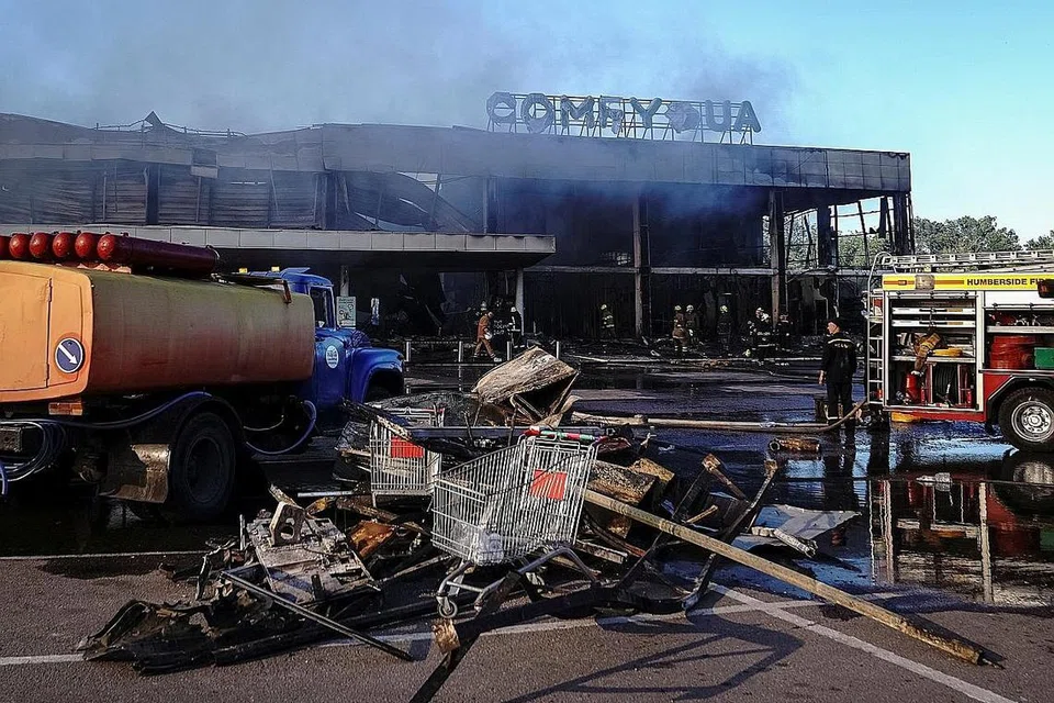 PUSAT BELI BELAH JADI SASARAN: Pusat beli-belah yang sesak di Kremenchuk, wilayah Poltava, tengah Ukraine dibedil peluru berpandu tentera Russia kelmarin yang dianggap Kyiv sebagai 'jenayah perang'.- Foto REUTERS