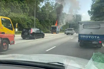 Para pemandu cemas seketika apabila melihat lori terbakar di ekspreswe BKE. 