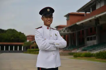 ORANGNYA KINI LEBIH YAKIN: Diberi peluang untuk mencuba pelbagai pelantikan yang berlainan, Encik A'qil (atas) berkata ia telah banyak meningkat keyakinan diri dan memupuk kemahirannya berinteraksi bersama orang lain di samping menjadi pemimpin yang berkesan. - Foto MINDEF