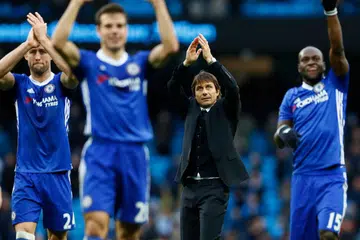 HARGAI SOKONGAN PENYOKONG: Pengurus Chelsea Antonio Conte (dua dari kanan) serta beberapa pemainnya mengiktiraf sokongan pasukan selepas kemenangan cemerlang 3-1 ke atas Manchester City Sabtu lalu. - Foto REUTERS