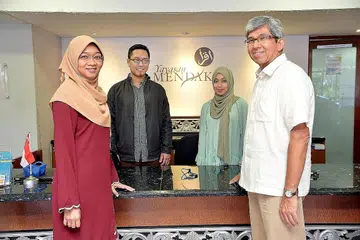 MAINKAN PERANAN UNTUK MASYARAKAT: Dr Yaacob bergambar bersama Ketua Pegawai Eksekutif (CEO) Yayasan Mendaki, Cik Rahayu Buang (kiri) dan dua kakitangan badan bantu diri itu di pejabat Mendaki di Kee Sun Avenue. - Foto M.O. SALLEH