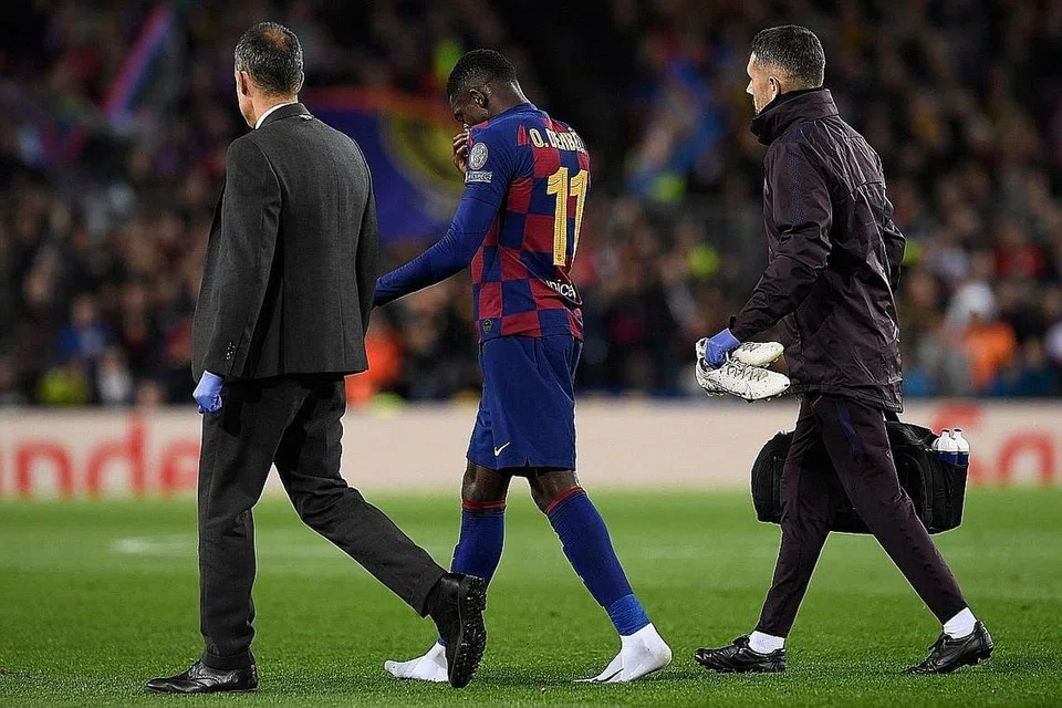 CEDERA LAGI: Ousmane Dembele meninggalkan padang selepas mengalami kecederaan hamstring semasa menentang Borussia Dortmund November lalu. Beliau tidak dapat bermain sepanjang baki musim sekarang kerana cedera sama. - Foto fail AFP