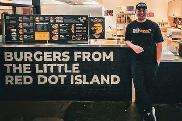 TEBAR SAYAP: Encik Lee Syafiq membawa burger Ashes Burnnit dari kota Singa ke Amerika dalam satu usaha bersama beberapa perusahaan F&B lain dari Singapura yang membuka cawangan mereka di New York. - Foto ihsan LEE SYAFIQ