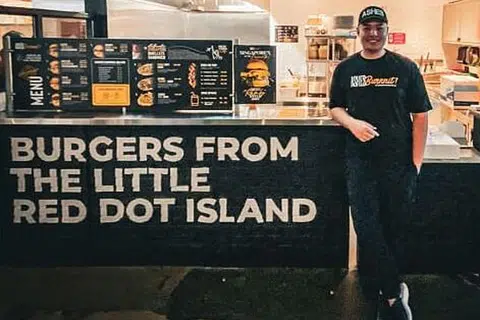 TEBAR SAYAP: Encik Lee Syafiq membawa burger Ashes Burnnit dari kota Singa ke Amerika dalam satu usaha bersama beberapa perusahaan F&B lain dari Singapura yang membuka cawangan mereka di New York. - Foto ihsan LEE SYAFIQ