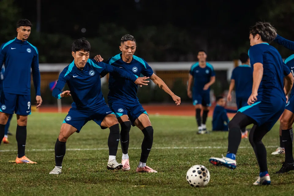 Pasukan Singa berlatih di Siu Sai Wan Sports Ground pada 16 November menjelang perlawanan penting kelayakan Piala Asia menentang Hong Kong pada 18 November.