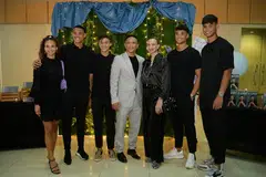 Wendy Jacobs (tiga dari kanan)) dan suami Fandi Ahmad (tengah) bersama kelima-lima anak mereka.