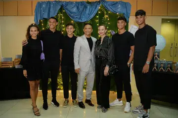 Wendy Jacobs (tiga dari kanan)) dan suami Fandi Ahmad (tengah) bersama kelima-lima anak mereka.