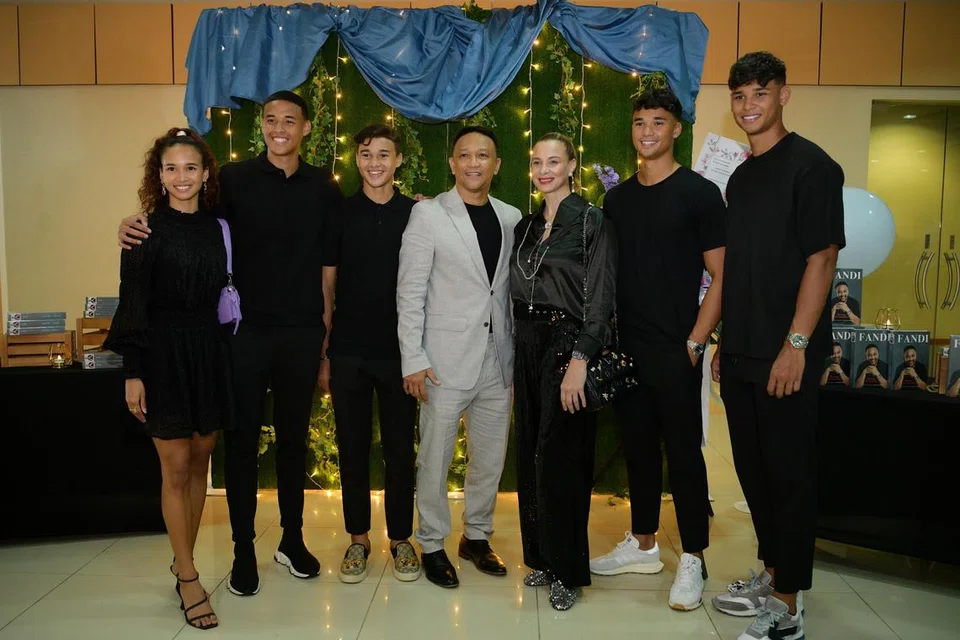 Wendy Jacobs (tiga dari kanan)) dan suami Fandi Ahmad (tengah) bersama kelima-lima anak mereka.