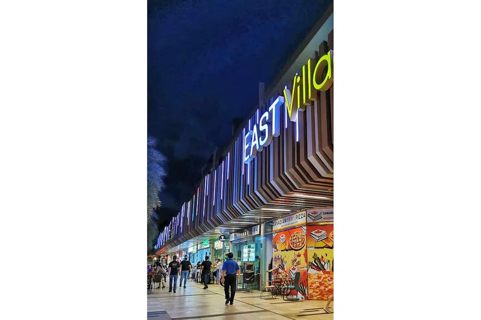 PELANGGAN MULA KEMBALI: Suasana agak rancak di East Village Mall, selepas pembukaan ekonomi Fasa Kedua. - Foto SULAIMAN ISMAIL