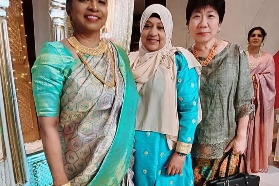 Cik Asmah (tengah) bersama Cik Mei Fang (kanan) dan Cik K.Selvarani (kiri) di majlis perkahwinan anak Cik K.Selvarani.