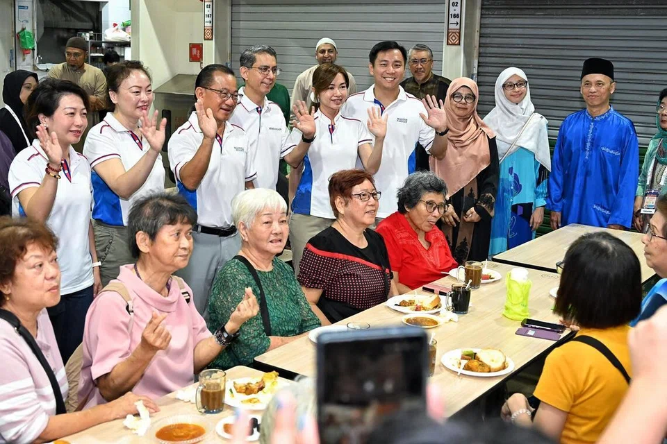 Sekitar 400 penduduk hadir semasa acara ‘Sahur Bersama di Pasar Geylang’ pada 1 Mac, yang turut dihadiri oleh pasukan Anggota Parlimen (AP) GRC Marine Parade-Braddell Heights. Ini terdiri daripada (sambil berdiri) Profesor Madya Dr Muhammad Faishal Ibrahim (empat dari kiri), Encik Goh Pei Ming (lima dari kanan), Encik Seah Kian Peng (tiga dari kiri), Cik Tin Pei Ling (enam dari kanan), Cik Diana Pang (dua dari kiri). AP bagi SMC Mountbatten, Cik Gho Sze Kee (paling kiri), turut hadir bersama. 