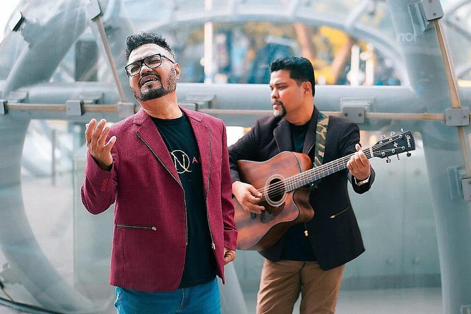 LALUI PENGALAMAN NGERI DIJANGKITI: Kumpulan Nuradee yang terdiri daripada adik-beradik, (dari kiri) Mohamed Rashid Abdullah (Adi) dan Mohamed Noor Abdullah (Nur) menghasilkan lagu 'Corona Hampir Meragut Semuanya' menyusuli peristiwa mereka dijangkiti virus tersebut dua tahun lalu sekembalinya dari Beijing, China. - Foto ihsan NURADEE