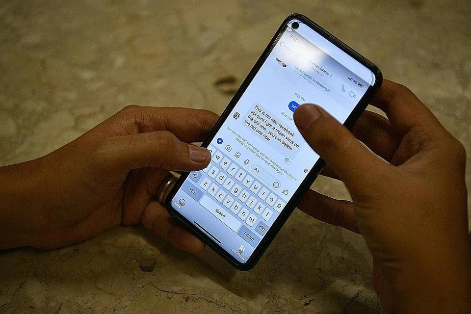 AKAUN PALSU, CERITA PALSU: Encik Luqman Nurhakim Adam berkata orang yang menyamar sebagai beliau dengan membuka akaun Facebook palsu menggunakan nama dan gambar pernikahannya sebagai nama dan gambar profil, menghantar mesej (gambar atas) kepada rakan kerja beliau dengan cerita palsu kononnya akaun 'lama' beliau perlu dilenyapkan kerana dijangkiti virus Trojan, jadi beliau menggantikannya dengan akaun baru, yang sebenarnya akaun palsu. - Foto BH oleh ARIFFIN JAMAR