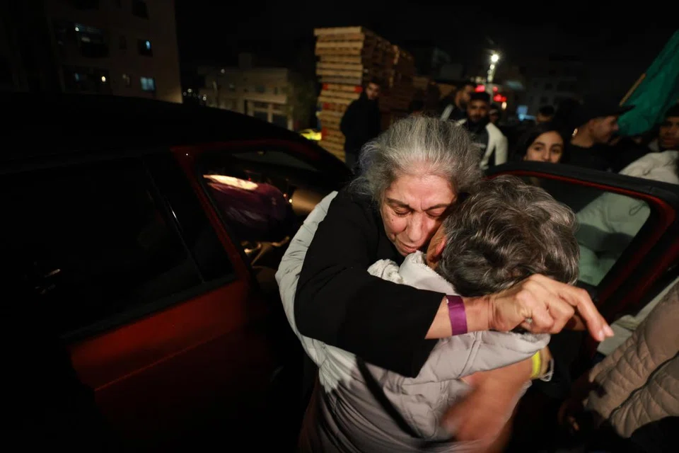 Pemimpin Barisan Popular untuk Pembebasan Palestin (PFLP), Cik Khalida Jarrar (tengah), disambut oleh ahli keluarganya sebaik tiba di Ramallah pada awal pagi 20 Januari. Beliau dibebaskan dari penjara tentera Israel, Ofer, yang terletak di bandar Ramallah, Tebing Barat, sebagai sebahagian daripada perjanjian pertukaran banduan antara Israel dengan Hamas. Perjanjian tersebut, yang merangkumi gencatan senjata di Gaza, telah dipersetujui dan mula dilaksanakan pada 19 Januari 2025.