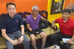 KAPTEN BAS DISERANG: Encik Yong (paling kiri) mengunjungi Encik Adip yang kini sedang berehat dan menjalani pemulihan. - Foto FACEBOOK/MELVIN YONG