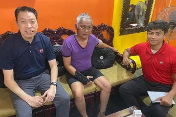 KAPTEN BAS DISERANG: Encik Yong (paling kiri) mengunjungi Encik Adip yang kini sedang berehat dan menjalani pemulihan. - Foto FACEBOOK/MELVIN YONG