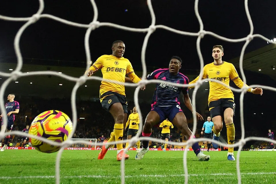 Pemain Nottingham Forest, Taiwo Awoniyi (tengah), menjaringkan gol ketiga kelab itu menentang Wolverhampton di Stadium Molineux pada 7 Januari.