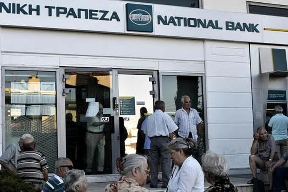 TUNGGU DI LUAR BANK: Ramai warga tua menunggu di luar sebuah bank di Athens, Greece, bagi mengeluarkan wang mereka. Pemerintah telah memerintahkan penutupan bank yang berjalan hampir tiga minggu dan ia mula dibuka semalam. - Foto AFP