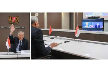 MENGESAHKAN HUBUNGAN PERTAHANAN: Menteri Pertahanan Ng Eng Hen (kiri) 'menemui' rakan sejawatannya dari China, Jeneral Wei Fenghe, menerusi satu sidang video semalam, dan mengesahkan hubungan pertahanan dua hala semakin mendalam antara Singapura dan China. - Foto MINDEF