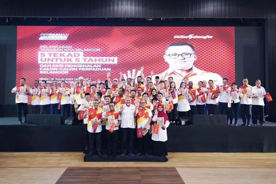 YAKIN MENANG: Pengerusi Pakatan Harapan (PH) Selangor, Datuk Seri Amirudin Shari, bersama 55 calon PH yang hadir pada pengumuman manifesto Tawaran Kita Selangor: 5 Tekad untuk 5 Tahun  parti itu untuk Pilihan Raya Negeri (PRN) Selangor. 