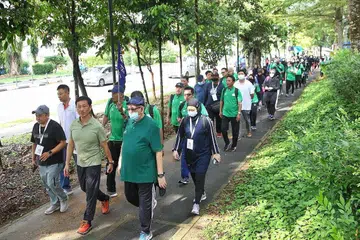 JALAN PANTAS: Menteri Kesihatan dan Penasihat Akar Umbi Pusat Sembawang Encik Ong Ye Kung (dua dari kiri) berjalan pantas bersama seramai 120 jemaah Islam di daerah Sembawang pagi semalam. Acara tersebut diadakan untuk menggalakkan gaya hidup sihat dan di kalangan jemaah Islam yang akan menunaikan haji. - Foto LIANHE ZAOBAO