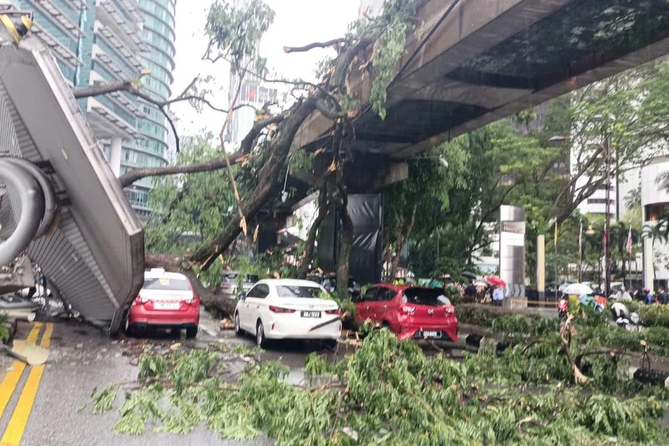 Sebatang pokok besar tumbang di Jalan Sultan Ismail, di hadapan Hotel Shangri-La, di Kuala Lumpur pada petang 7 Mei 2024.